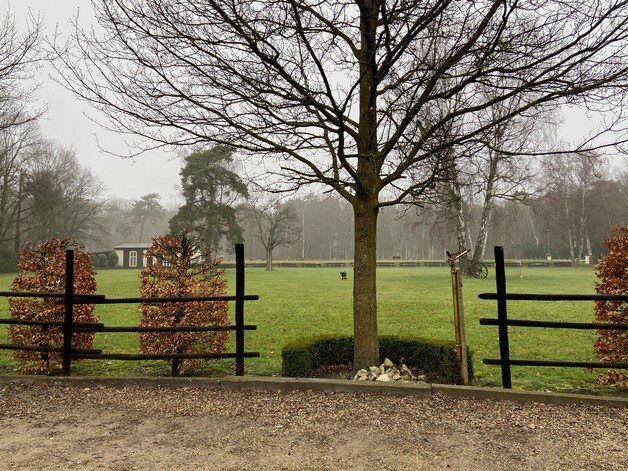 Zicht op de weiden vanaf de toegangspoort in Hoogboom