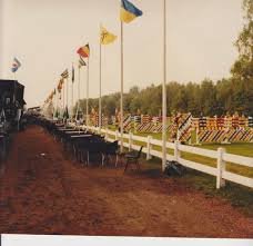 Wedstrijdpiste met vlaggen en tribunes, jaren '80